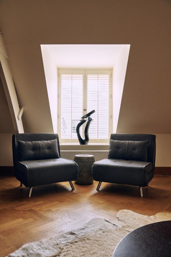 Prinsenhof 흐로닝언 외부 사진 A pair of leather armchairs